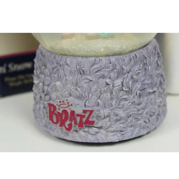 💖 2000's Retro Y2K Bratz Stylin' Winter Snow Globe - Picture 10 of 13